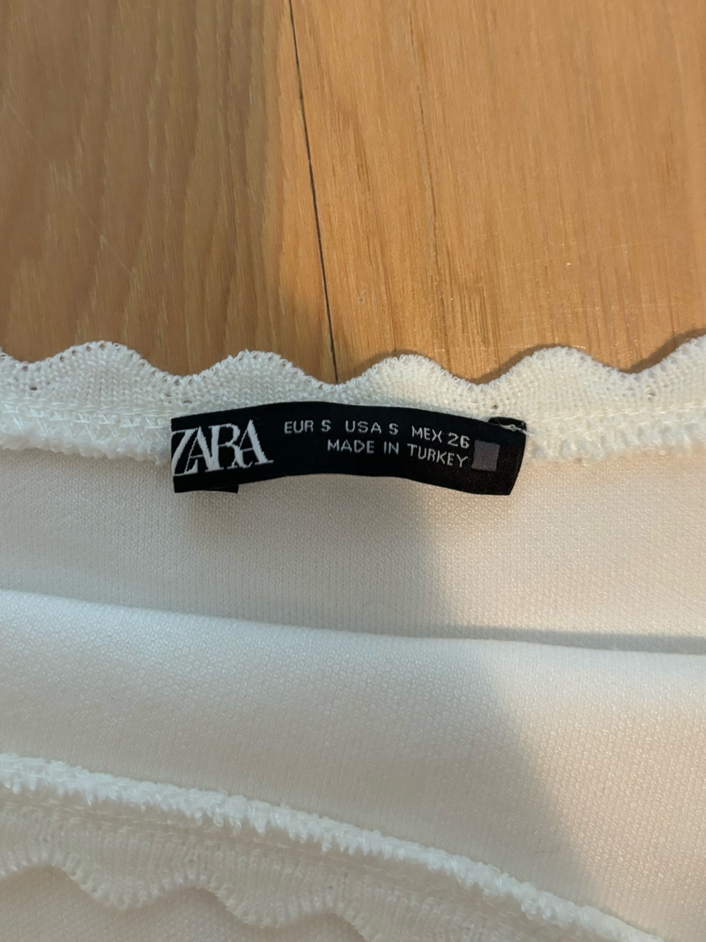 Zara Women’s Scalloped Strap White Tank Top - Picture 3 of 3